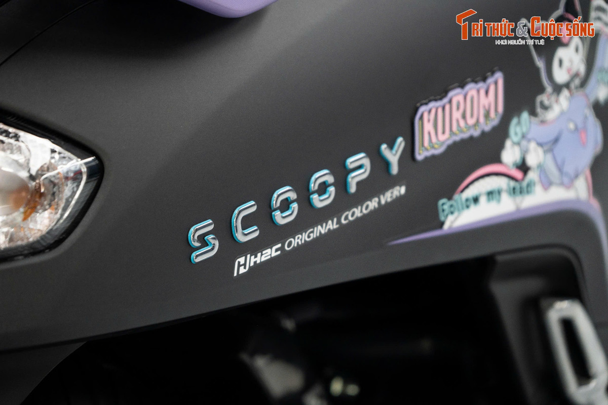 Honda Scoopy Kuromi sử dụng mâm đúc 5 chấu kích thước 12 inch cho cả hai bánh. Phanh trước dạng đĩa, trong khi phanh sau vẫn là dạng tang trống quen thuộc. Hệ thống treo gồm phuộc trước ống lồng và giảm xóc đơn phía sau được đặt lệch một bên.