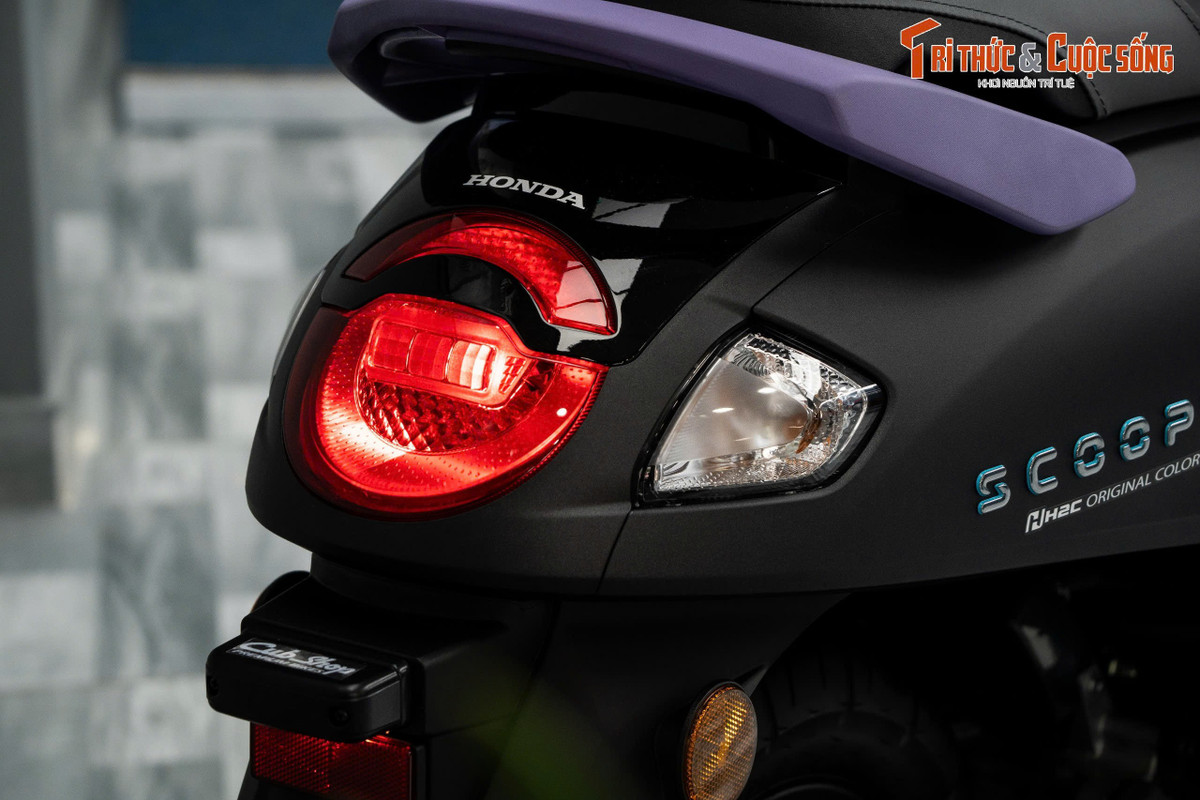 Về trang bị, Scoopy Kuromi được tích hợp nhiều tiện ích hiện đại như hệ thống khóa thông minh Smartkey, cổng sạc Type-C, cụm đèn pha LED Crystal Block Headlight, đèn định vị DRL tạo hình tròn đặc trưng. Cụm đèn hậu phía sau có thiết kế đồng bộ với phần đầu xe, trong khi cặp đèn tín hiệu sau vẫn sử dụng bóng halogen truyền thống.