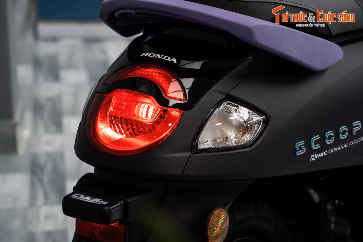 Về trang bị, Scoopy Kuromi được tích hợp nhiều tiện ích hiện đại như hệ thống khóa thông minh Smartkey, cổng sạc Type-C, cụm đèn pha LED Crystal Block Headlight, đèn định vị DRL tạo hình tròn đặc trưng. Cụm đèn hậu phía sau có thiết kế đồng bộ với phần đầu xe, trong khi cặp đèn tín hiệu sau vẫn sử dụng bóng halogen truyền thống.