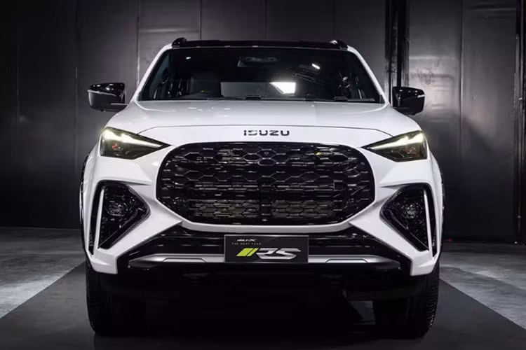 Dù vẫn giữ nguyên khung gầm và kiểu dáng tổng thể, mu-X mới được thiết kế lại phần đầu và đuôi xe với phong cách mạnh mẽ và hiện đại hơn. Lưới tản nhiệt cỡ lớn tách biệt hoàn toàn với cụm đèn trước, hệ thống đèn chiếu sáng sử dụng giao diện LED mới sắc sảo.