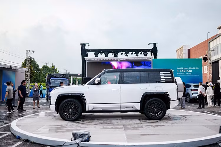 Yangwang U8 là mẫu SUV thuần điện thuộc thương hiệu con Yangwang của BYD, định vị ở phân khúc SUV hạng sang với nhiều công nghệ vượt trội mà hiện ít mẫu xe nào hiện nay trên thế giới có được.