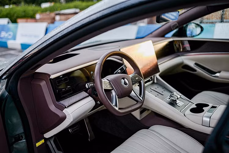 Mẫu xe sử dụng bộ pin Blade LFP 100 kWh với quãng đường di chuyển lên tới 630 km theo tiêu chuẩn CLTC giúp đáp ứng tốt nhu cầu sử dụng ở cả đô thị và đường dài.