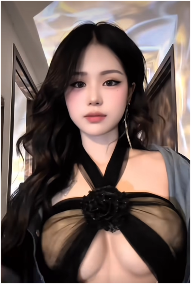 Trong video đu trend bung áo, nữ streamer cá tính, gợi cảm với chiếc váy "ảo giác". Nhìn hình ảnh này ai cũng thấy rõ ràng cô nàng cố tình thu hút sự chú ý với thế mạnh hình thể.