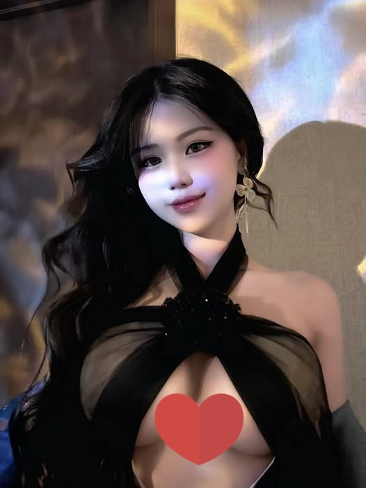 Bên dưới bình luận, fan nhận định gái xinh "ngày càng bạo", "vô tư diện đồ hở"... Lập tức, cô nàng tỏ thái độ "giãy nảy" và khẳng định trang phục của mình hoàn toàn bình thường, không hề "hở bạo" như lời người này nói.