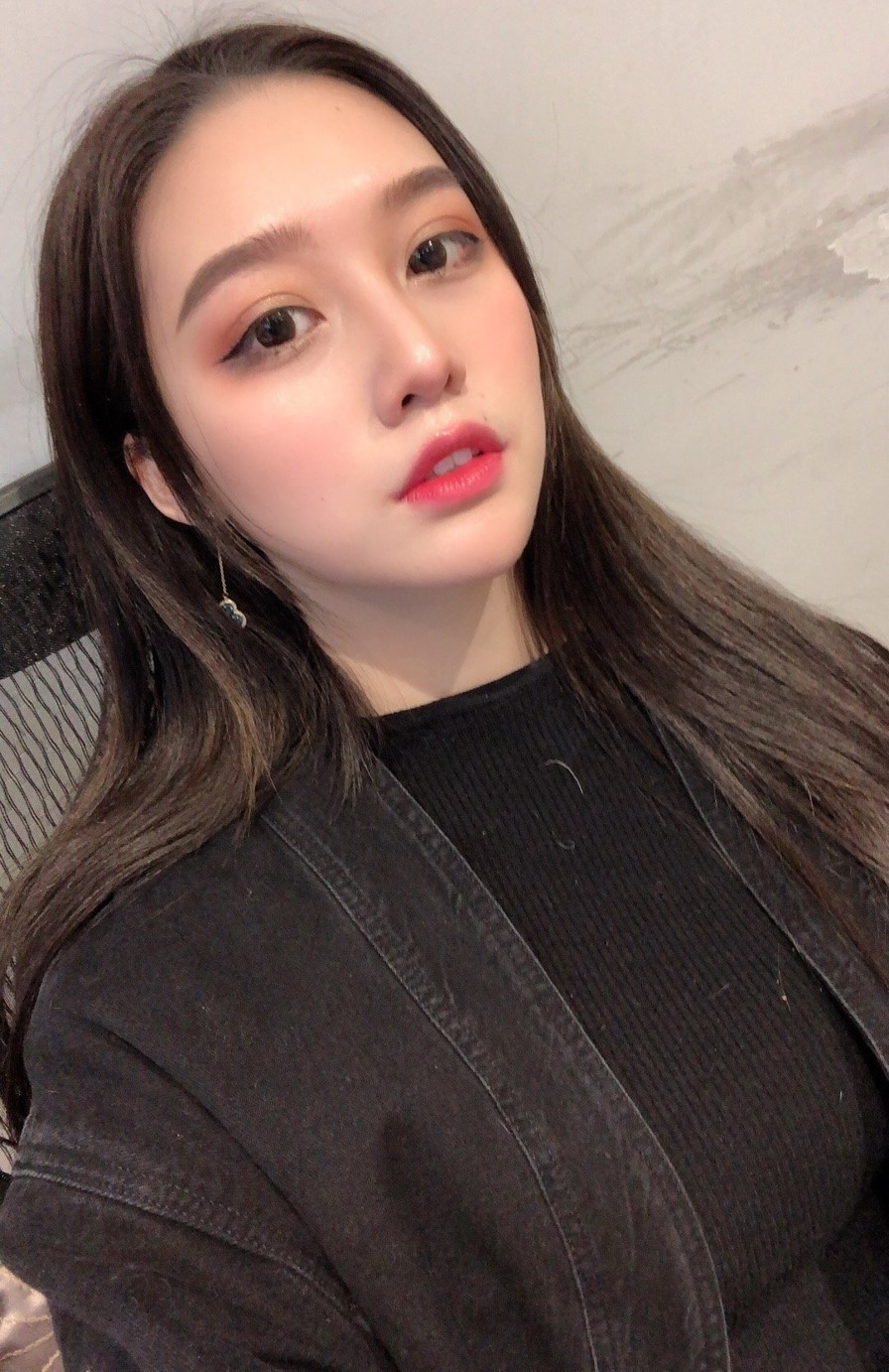 Những hành động gợi cảm có chủ ý này khiến người xem không khó để nhận ra rằng cô đang sử dụng hình thể làm công cụ thu hút, một chiêu trò không mới nhưng vẫn thường xuyên xuất hiện trên các nền tảng phát sóng trực tiếp.