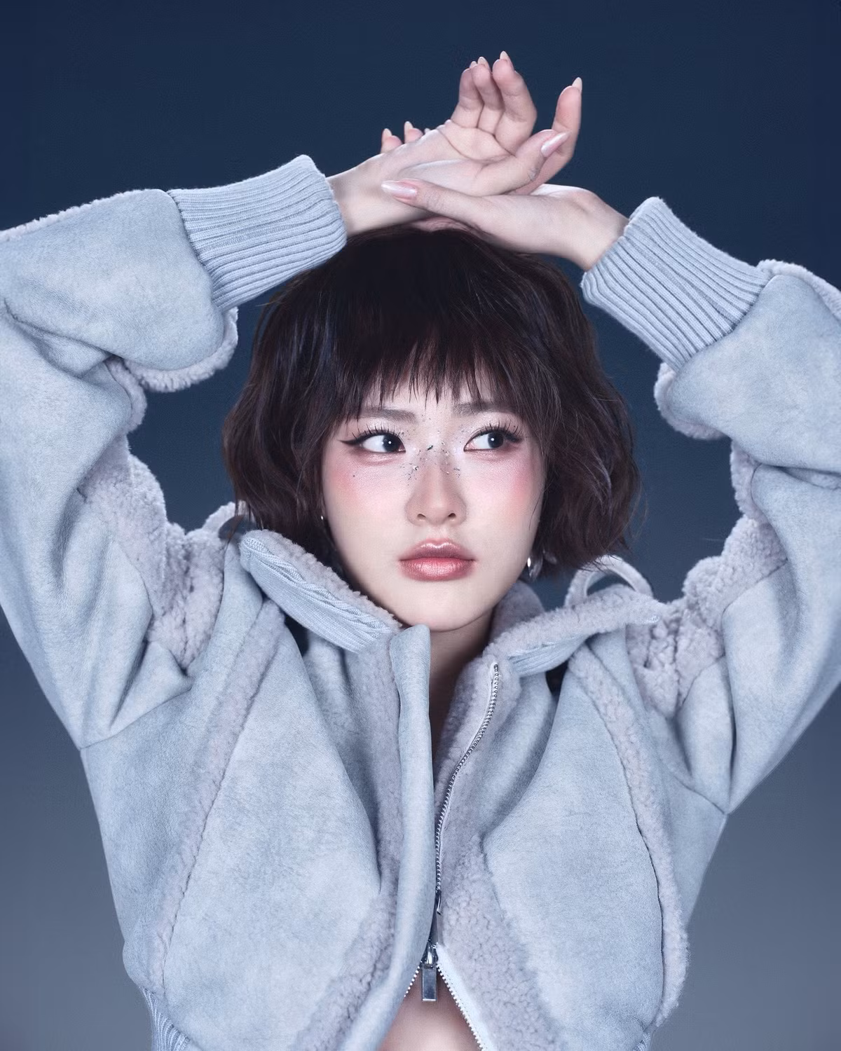 Vốn gắn liền với hình ảnh dịu dàng, nữ tính cùng mái tóc dài bồng bềnh, sự "lột xác" của Minh Trang lần này thực sự là một cú "twist" ngoạn mục.