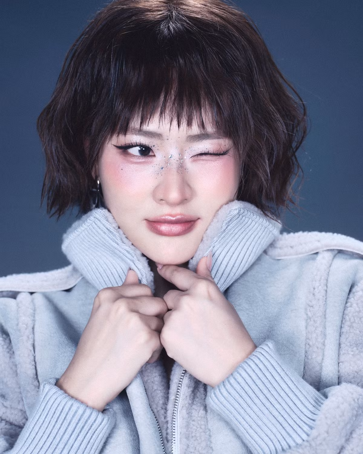 Sự thay đổi táo bạo này của Minh Trang đã nhanh chóng trở thành tâm điểm chú ý, nhận được nhiều lời khen ngợi từ người hâm mộ và giới mộ điệu.