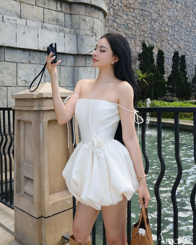 Vẫn trung thành với tông trắng tinh khôi, các mẫu váy Trương Ánh diện thường có phom đơn giản nhưng tôn dáng tuyệt đối - điển hình là thiết kế cúp ngực, cổ yếm và 2 dây, giúp làm nổi bật vóc dáng mảnh mai cùng chiều cao ấn tượng.