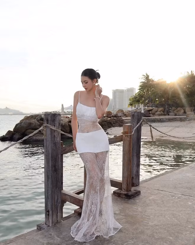 Không chỉ là người đứng sau một brand váy áo được nhiều chị em yêu thích, Trương Ánh còn ghi điểm với nhan sắc ngọt ngào, vóc dáng mảnh mai và gu thời trang nữ tính, hiện đại.