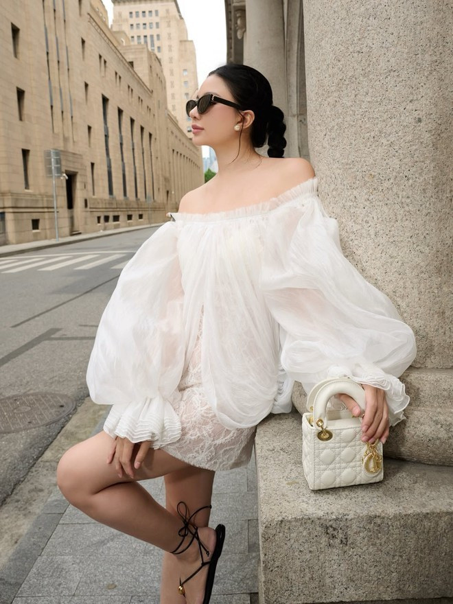 Nhờ cách mix đồ khéo léo này, mỗi outfit đều toát lên vẻ tươi tắn, nữ tính mà vẫn giữ được nét thanh lịch, cuốn hút đặc trưng.