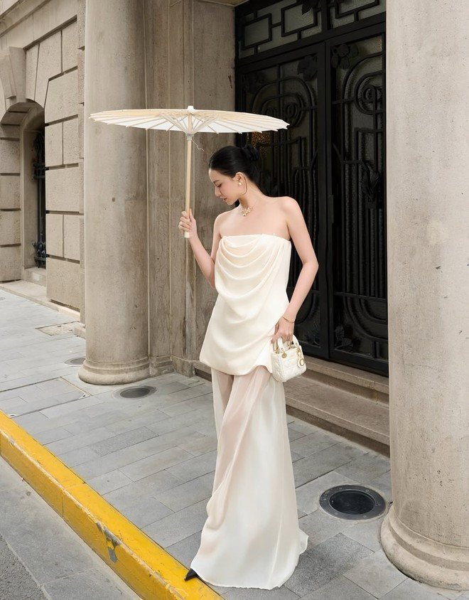 Khi đi biển, Trương Ánh chuộng diện những mẫu bikini có thiết kế cut-out tinh tế, giúp tôn trọn vóc dáng săn chắc và body nuột nà. Không cần quá nhiều phụ kiện cầu kỳ, cô vẫn dễ dàng ghi điểm nhờ vẻ cuốn hút đầy gợi cảm.