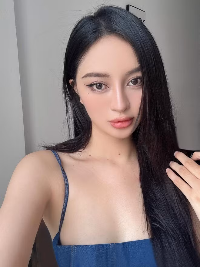 Trên Instagram, mỗi bài đăng của Trương Ánh đều thu hút lượt tương tác cao. Phong cách ăn mặc của cô cũng được xem là "sách mẫu" mặc đẹp cho hội chị em dễ dàng tham khảo, đặc biệt là với những ai đam mê váy áo điệu đà.