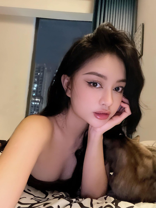 Những mẫu váy trắng dáng ngắn được cô đặc biệt ưa chuộng - thường có thiết kế trễ vai, cúp ngực hoặc tay bồng nhẹ nhàng để tôn lên bờ vai cùng đôi chân dài miên man.