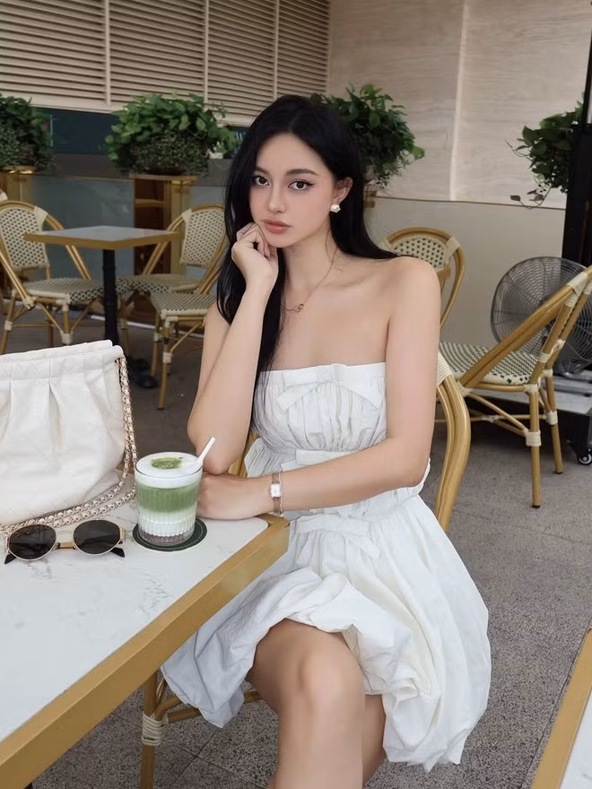 Bên cạnh váy ngắn, tủ đồ của Trương Ánh cũng không thể thiếu những mẫu váy trắng dáng dài. Nếu thiết kế ngắn mang đến vẻ trẻ trung, ngọt ngào thì phiên bản dài lại giúp cô trông sang trọng và cuốn hút hơn bội phần.