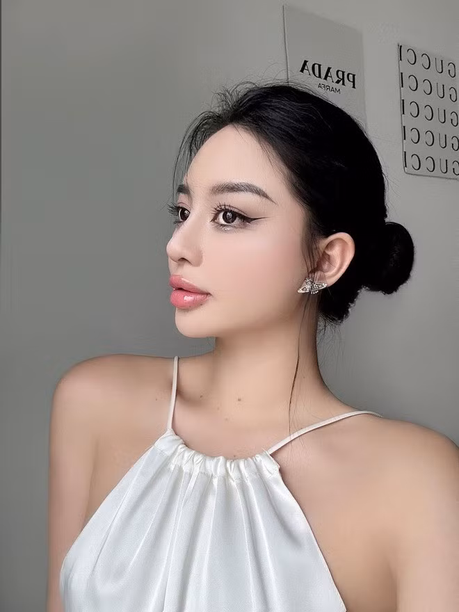 Dù tối giản về họa tiết nhưng set đồ nào Trương Ánh diện lên trông cũng cuốn hút nhờ phom váy bay bổng và cách phối phụ kiện tinh tế.