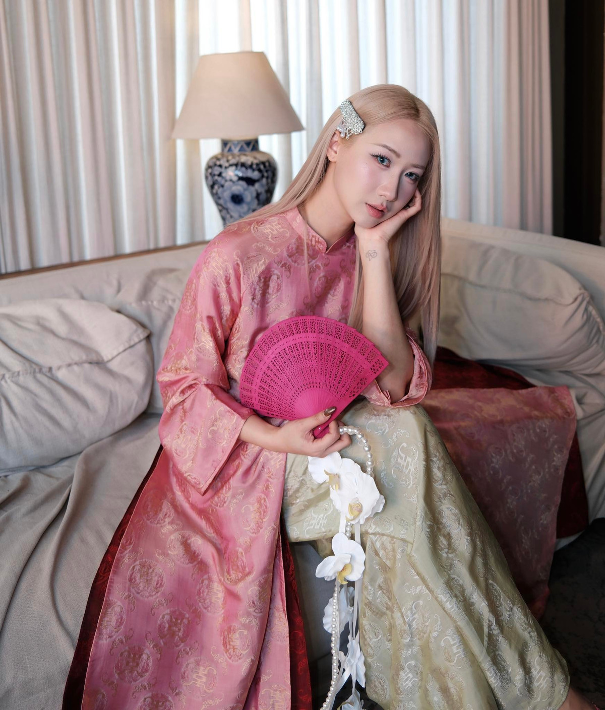 Bộ ảnh lần này không chỉ đơn thuần là màn khoe sắc của một hot mom đình đám, mà còn truyền tải thông điệp về vẻ đẹp mặn mà của người phụ nữ hiện đại: biết chăm sóc bản thân, tự tin với lựa chọn của mình và luôn trân trọng giá trị truyền thống. Với nhan sắc đỉnh cao cùng thần thái cuốn hút, Kiều Ly Phạm tiếp tục chứng minh vì sao cô luôn là cái tên nhận được nhiều sự quan tâm từ cộng đồng mạng.