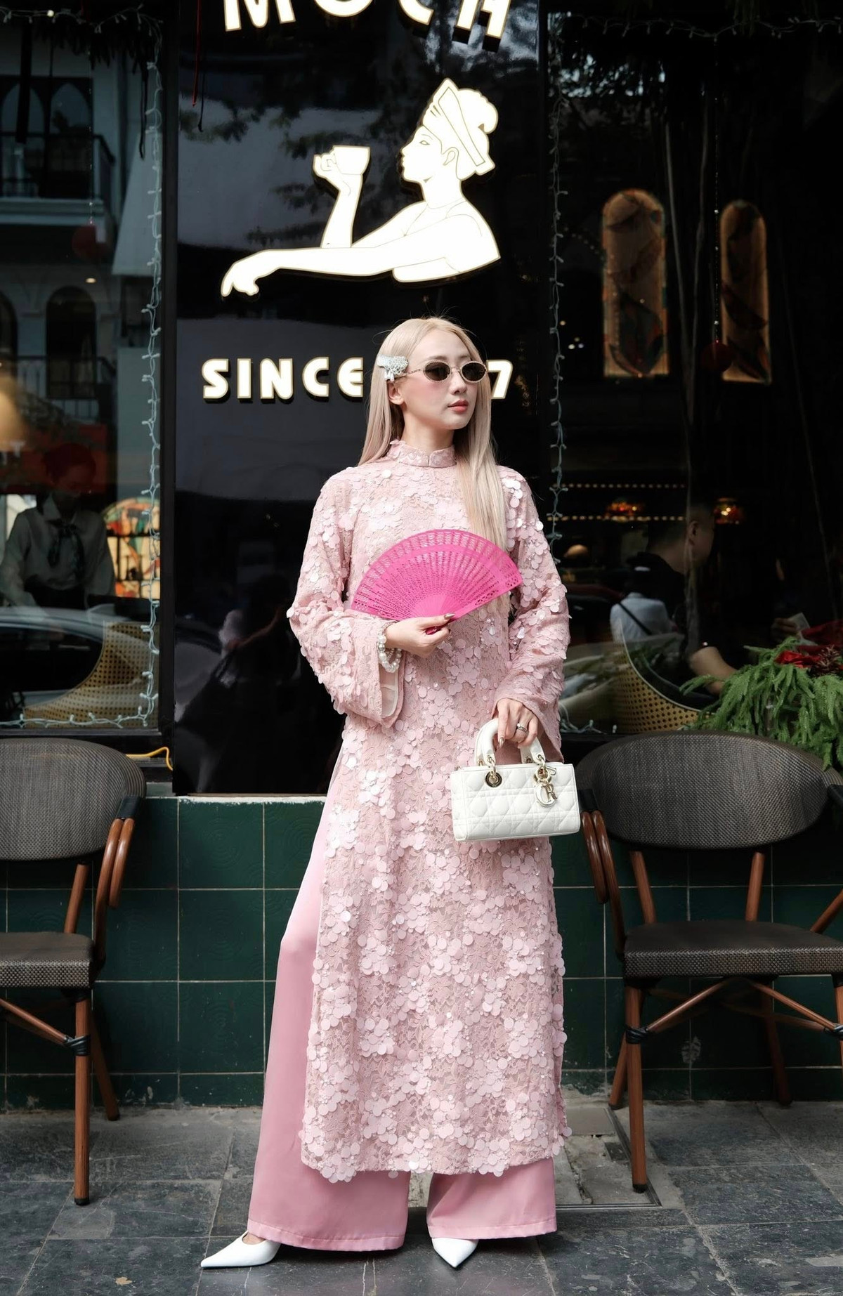 Ngay sau khi bộ ảnh được đăng tải, cộng đồng mạng đã dành nhiều lời khen cho nhan sắc “lão hóa ngược” của hot mom Hà thành. Nhiều bình luận bày tỏ sự ngưỡng mộ trước thần thái sang trọng và phong cách thời trang ngày càng thăng hạng của Kiều Ly Phạm. Không ít người cho rằng cô ngày càng hợp với hình ảnh dịu dàng, truyền thống thay vì những phong cách cá tính trước đây.