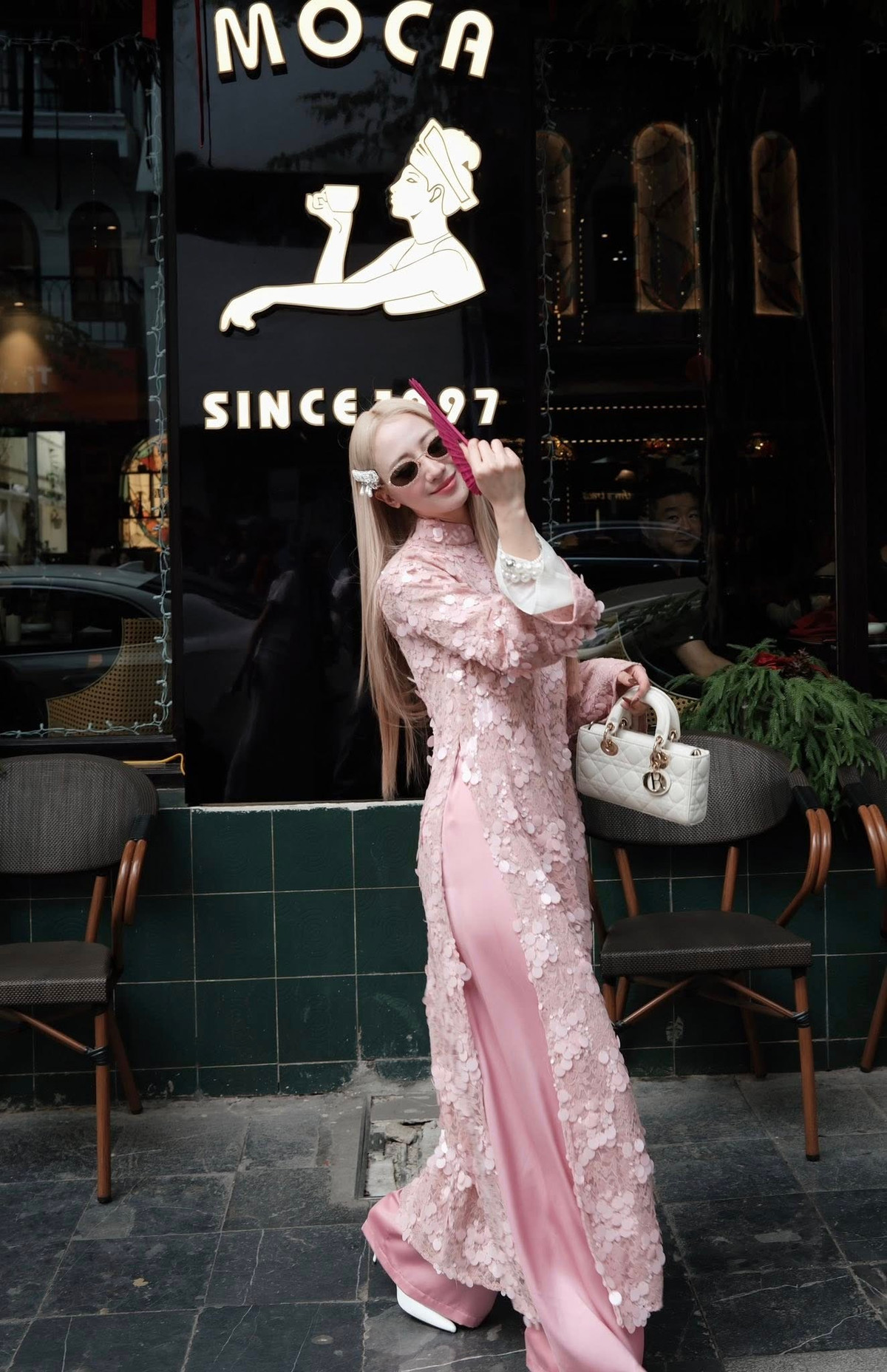 Ở từng khung hình, bà mẹ một con đều giữ được thần thái tự tin nhưng không quá phô trương. Khi thì nhẹ nhàng đứng nghiêng người, ánh mắt hướng về ống kính đầy cuốn hút; khi lại thả dáng mềm mại, khẽ mỉm cười tạo cảm giác gần gũi. Những chuyển động nhỏ như nâng tà áo hay khẽ nghiêng đầu cũng đủ giúp cô ghi điểm bởi vẻ đẹp tinh tế.