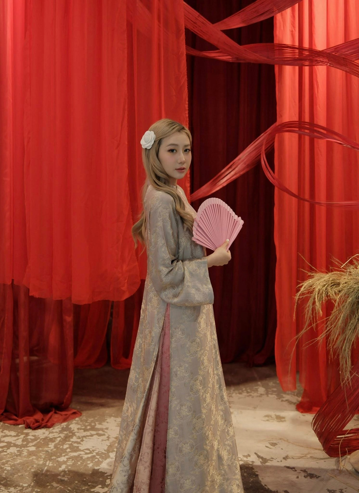 Trong loạt hình mới được chia sẻ, Kiều Ly Phạm lựa chọn mẫu áo dài mang gam màu trung tính ánh vàng đồng, nổi bật với họa tiết chìm cổ điển.