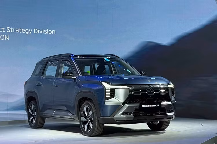 Xe có cấu hình 7 chỗ thực thụ, không phải dạng 5+2 với kích thước dài, rộng và cao của Destinator tương ứng 4.680 x 1.840 x 1.780 mm. Trục cơ sở 2.815 mm. Bán kính quay vòng 5,4 m. Đường nét tổng thể đậm chất SUV, bộ vành kích thước 18 inch.