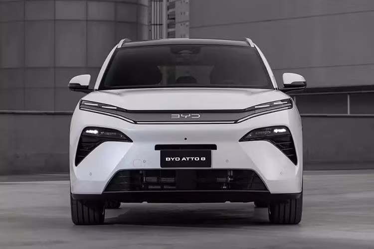 Tính năng lái thông minh nâng cấp hỗ trợ tự lái từ bãi đỗ đến bãi đỗ, cho phép xe tự rời vị trí đậu, né chướng ngại vật và đỗ vào điểm đến mà không cần người lái ngồi sau vô lăng. Tại thị trường Trung Quốc, BYD Sealion 8 2026 có cả phiên bản thuần điện (EV) và hybrid cắm sạc (PHEV). Trong đó, phiên bản PHEV DM-p dùng hệ truyền động kết hợp máy xăng tăng áp 1.5L mạnh 156 mã lực với pin 35,624 kWh và một hoặc hai mô-tơ điện.