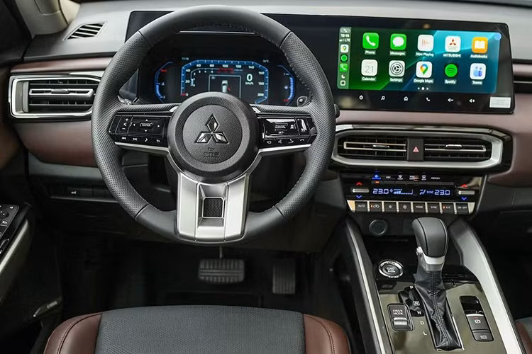 Không gian bên trong được tối ưu hóa cho cả 3 hàng ghế, với hàng ghế thứ 2 linh hoạt và hàng ghế thứ 3 đủ rộng cho người lớn. Trang bị nội thất bao gồm màn hình giải trí trung tâm 12.3 inch hỗ trợ Apple CarPlay/Android Auto không dây, màn hình kỹ thuật số 8 inch cho người lái,...