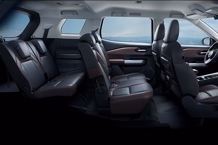 Xe được trang bị 5 chế độ lái bao gồm: Normal, Wet, Gravel, Mud và Tarmac (lần đầu xuất hiện), chiếc SUV này dễ dàng thích nghi với nhiều loại địa hình khác nhau. Hệ thống treo MacPherson (trước) và thanh xoắn (sau) được tinh chỉnh để phù hợp với điều kiện đường sá tại khu vực ASEAN.