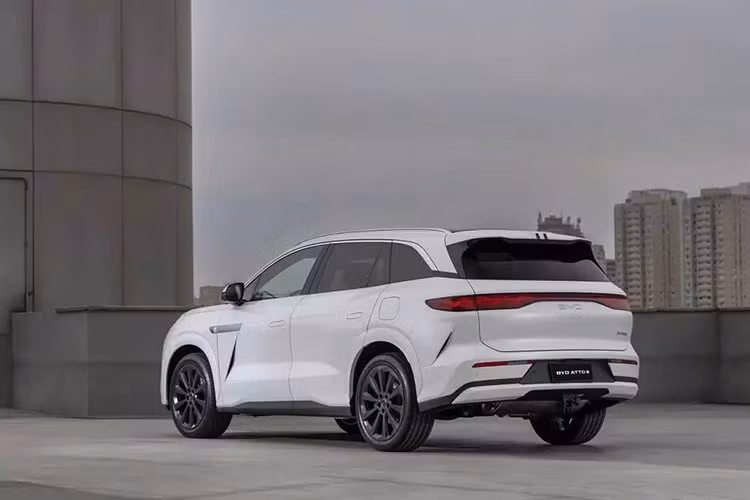 Ở phiên bản mới, BYD Sealion 8 sở hữu kích thước dài x rộng x cao lần lượt 5.040 x 1.996 x 1.760 mm và chiều dài cơ sở 2.950 mm. So với những đối thủ cùng phân khúc SUV hạng trung như Hyundai Santa Fe, mẫu xe Trung Quốc này vượt trội ở mọi thông số kích thước, trừ chiều cao.