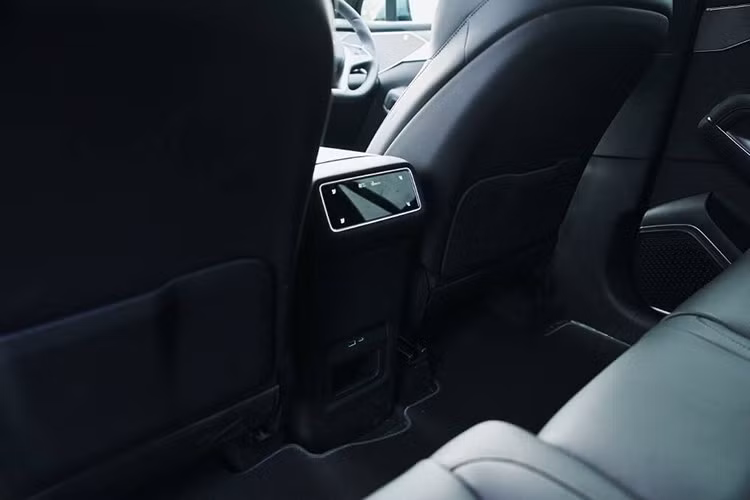 Bên trong xe là khoang nội thất mang bố cục lấy cảm hứng từ kiến trúc cung điện với các mảng bề mặt cắt lớp 3D và ốp gỗ tre, hòa trộn đường nét hiện đại với chi tiết văn hóa tinh tế. Mặt táp-lô được tạo hình sắc sảo và đa tầng, mang lại chiều sâu cũng như vẻ cao cấp cho mẫu SUV này.