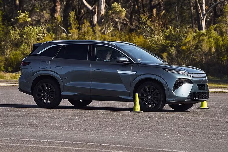 Pin trên cả hai phiên bản là loại LFP 100,531 kWh, cho phạm vi di chuyển từ 560-670 km theo tiêu chuẩn CLTC. Công suất sạc nhanh DC tối đa 1.000 kW, giúp xe chạy được 370 km chỉ sau 5 phút sạc. Tại Việt Nam, mẫu xe BYD Tang L hiện cũng đang được phân phối chính hãng dưới cái tên Sealion 8. Tuy nhiên, xe ở Việt Nam thuộc đời cũ và có giá từ 1,569 tỷ đồng.