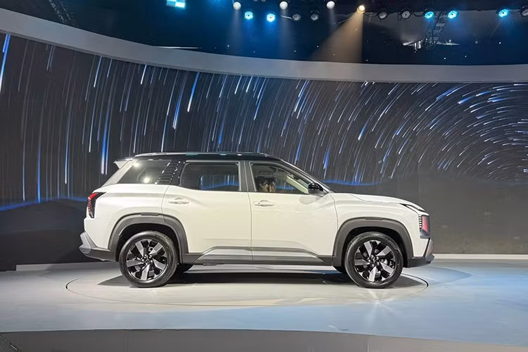 Thân xe cơ bắp, khoảng sáng gầm 214 mm – thuộc hàng cao nhất phân khúc, cho khả năng vượt địa hình vượt trội. Cụm đèn hậu LED hình chữ T và thiết kế đuôi xe theo triết lý Hexaguard Horizon hoàn thiện vẻ ngoài vững chãi và bề thế của mẫu xe này.