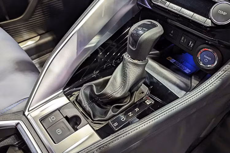 Giá bán của Toyota Yaris Cross HEV tại Thái dao động từ 789.000 baht (tương đương 640 triệu đồng) cho bản tiêu chuẩn HEV Smart, lên đến 849.000 baht (tương đương 690 triệu đồng) với bản HEV Premium.