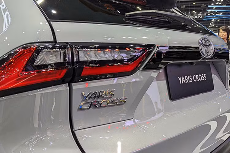 Về kích thước, Yaris Cross HEV có chiều dài tổng thể 4.310 mm, chiều rộng 1.770 mm, chiều cao 1.615 mm, chiều dài cơ sở 2.620 mm và khoảng sáng gầm xe đạt 210 mm – một con số lý tưởng cho điều kiện giao thông đô thị. Dung tích bình nhiên liệu là 36 lít.