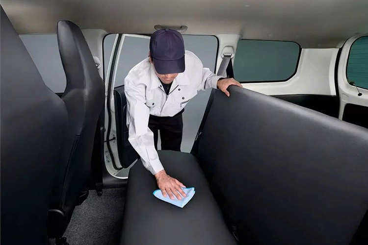 Trang bị nội thất tùy chọn của xe có thêm gương chiếu hậu chống chói tự động kèm màn hình nhỏ và bọc ghế dễ lau chùi dành cho khách hàng ưu tiên sự thực dụng hơn là êm ái. Nằm bên trong thân vỏ của mẫu xe wagon này vẫn là nền tảng khung gầm của Toyota Corolla Axio và Fielder vốn đã bị ngừng sản xuất từ đầu nằm 2025.