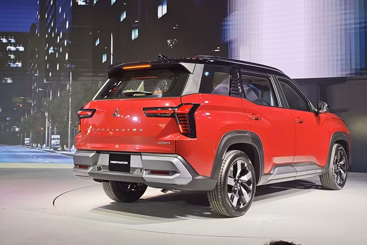 Đặc biệt, đây là mẫu xe đầu tiên tại Việt Nam được trang bị hệ thống kết nối thông minh MITSUBISHI CONNECT, cho phép người dùng điều khiển điều hòa từ xa, nhận cảnh báo tình trạng xe và định vị xe qua điện thoại.