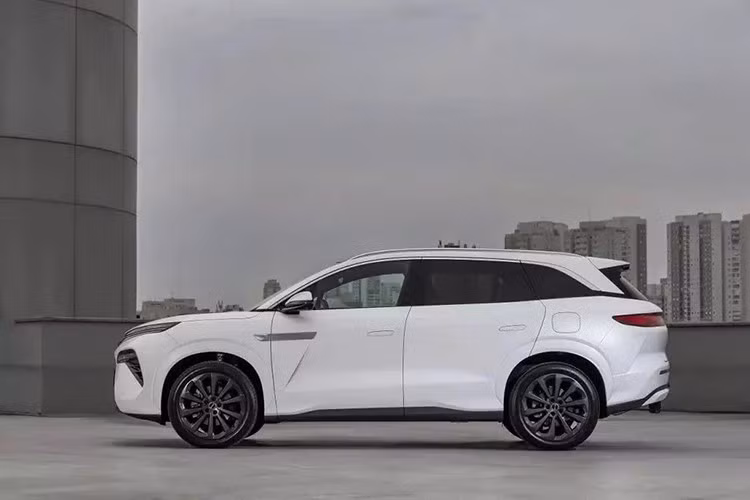 BYD Sealion 8 tại thị trường Trung Quốc có tổng cộng 6 phiên bản và giá bán từ 215.000-275.000 Nhân dân tệ (khoảng 752-962 triệu đồng). Trong khi đó, tại thị trường Brazil, xe có giá lên đến 400.000 Real (khoảng 1,968 tỷ đồng).