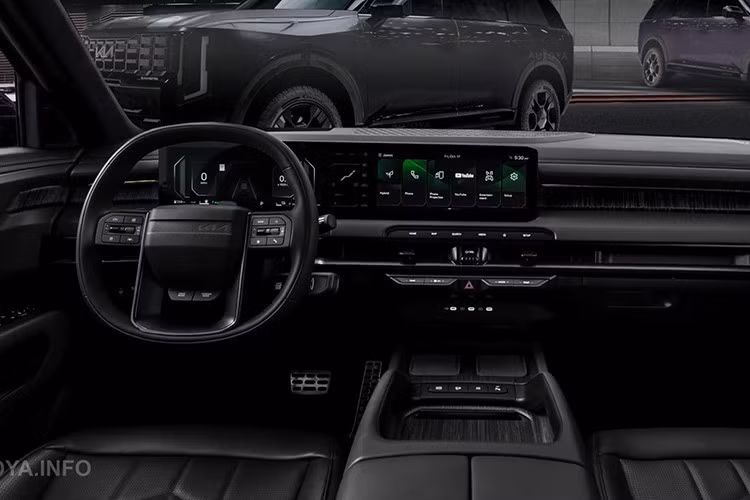 Không chỉ ngoại thất, phần nội thất của bản dựng cũng được thiết kế lại với hai tùy chọn: toàn bộ khoang cabin phủ đen sang trọng, hoặc các chi tiết phối màu cá tính. Ghế da cao cấp, các chi tiết trang trí tối màu cùng không gian rộng rãi mang đến cảm giác cao cấp và thể thao cùng lúc.