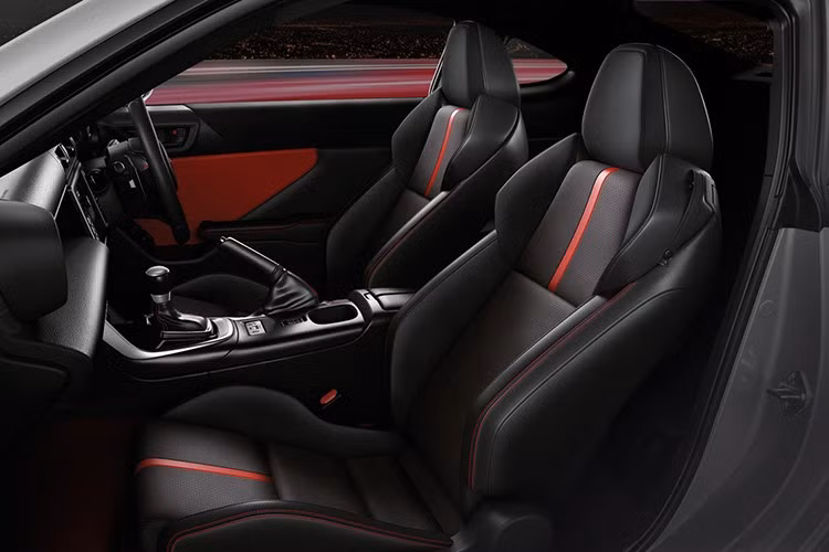 Về mặt thiết kế, GR 86 vẫn giữ nguyên tỷ lệ thân xe kiểu coupe truyền thống với chiều dài 4.265 mm, rộng 1.775 mm, cao 1.310 mm và chiều dài cơ sở 2.575 mm. Khoảng sáng gầm chỉ 130 mm, càng làm nổi bật phong cách thể thao khí động học. Khoang hành lý có dung tích 226 lít, vừa đủ cho nhu cầu di chuyển hằng ngày hoặc cuối tuần.