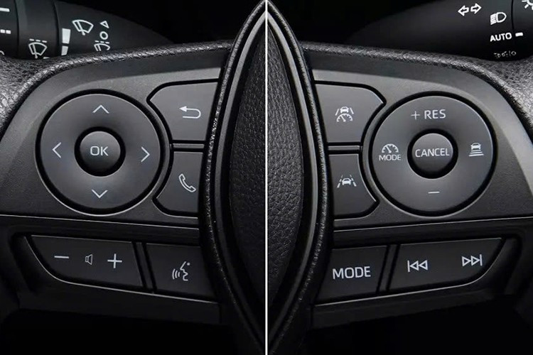 Bên trong xe, Toyota Probox 2026 vẫn tối giản hết mức. Cụm đồng hồ analog được bổ sung màn hình đa thông tin 4,2 inch, đi kèm vô lăng mới lấy từ Toyota Corolla và có tích hợp các nút điều khiển. Xe vẫn không có màn hình thông tin giải trí như phiên bản cũ. Vị trí của màn hình được thay bằng một tấm nhựa đúc, củng cố phong cách “không cần công nghệ” của Probox.