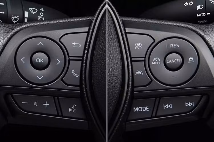 Bên trong xe, Toyota Probox 2026 vẫn tối giản hết mức. Cụm đồng hồ analog được bổ sung màn hình đa thông tin 4,2 inch, đi kèm vô lăng mới lấy từ Toyota Corolla và có tích hợp các nút điều khiển. Xe vẫn không có màn hình thông tin giải trí như phiên bản cũ. Vị trí của màn hình được thay bằng một tấm nhựa đúc, củng cố phong cách “không cần công nghệ” của Probox.