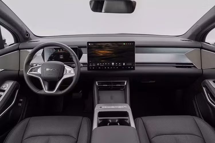 Trong khi đó, khoang hành lý có dung tích 270 lít tiêu chuẩn, 960 lít nếu gập hàng ghế cuối và 1.960 lít nếu gập cả hai hàng ghế sau. Sealion 8 2026 tiếp tục sử dụng ngôn ngữ thiết kế Dragon Face của BYD với phần “râu rồng” phía trước được tinh chỉnh để tạo cảm giác động và liền mạch hơn.