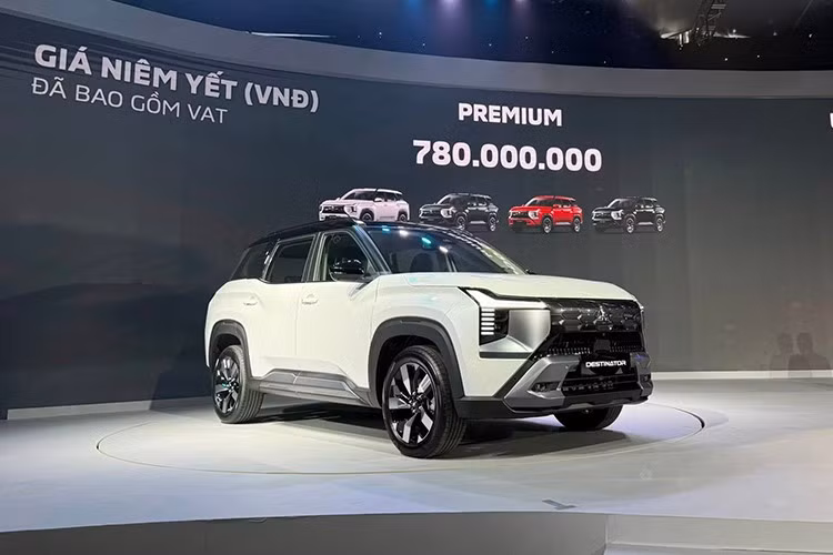 Những khách hàng mua xe Mitsubishi Destinator 2026 ngay trong tháng 12/2025 này sẽ nhận được mức giá ưu đãi hấp dẫn. Cụ thể, phiên bản Premium có giá chỉ 739 triệu, còn bản Ultimate có giá 808 triệu.