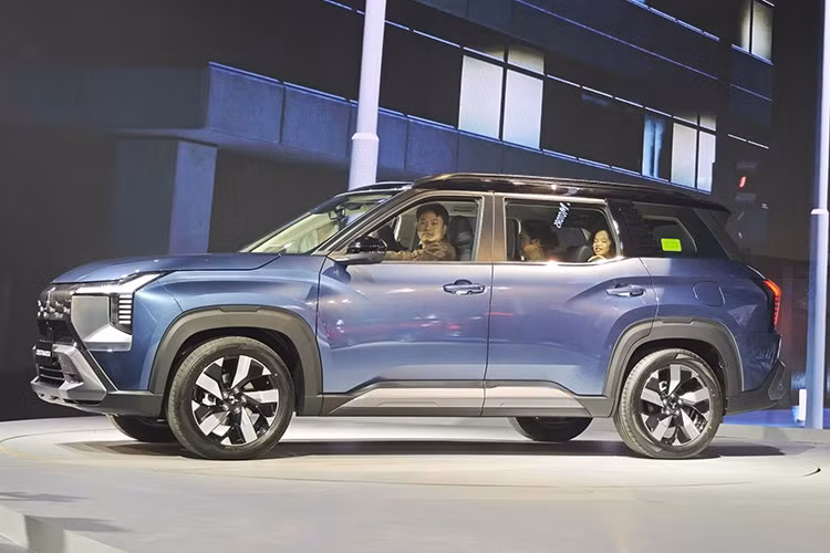 Mẫu xe SUV Mitsubishi Destinator 2026 sẽ chính thức được giới thiệu tại hệ thống đại lý chính hãng trên toàn quốc từ ngày 06–14/12/2025, kèm theo chuỗi sự kiện trưng bày và lái thử tại các trung tâm thương mại lớn từ 06/12/2025 đến 18/01/2026.