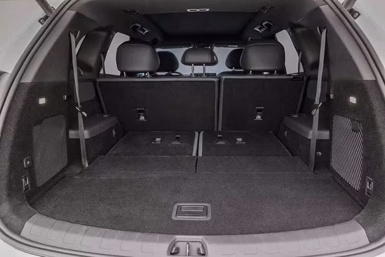 Tất cả các phiên bản của BYD Sealion 8 2026 đều được trang bị hệ thống hỗ trợ lái laser tiên tiến God’s Eye B DiPilot 300 tiêu chuẩn. Thêm vào đó là phần mềm nội thất cùng giao diện người dùng mới, gồm DiLink 150 với khả năng điều chỉnh độ sáng tự động, chủ đề mùa tùy chỉnh và 3 linh vật tương tác.