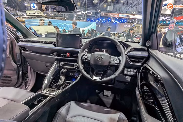 Đi kèm là hộp số tự động e-CVT, hệ dẫn động cầu trước và pin lithium-ion dung lượng 0,7 kWh. Xe hỗ trợ nhiên liệu E20 và hướng tới khả năng vận hành tiết kiệm, thân thiện môi trường.