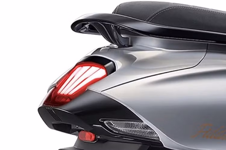 Khung ống thép với phuộc ống lồng và hệ thống treo sau 2 giảm xóc vẫn giữ nguyên như thế hệ trước. Hệ thống phanh đĩa đơn được trang bị cho cả 2 bánh với đường kính mâm 12 inch, với lốp trước 110/70 và lốp sau 120/70.