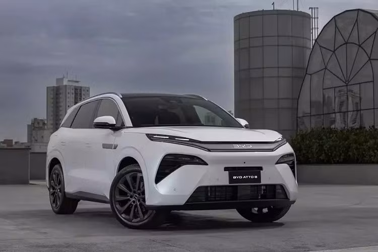 Tiếp theo đó là phiên bản thuần điện với hệ dẫn động 1 cầu hoặc 2 cầu. Phiên bản 1 cầu dùng một mô-tơ điện mạnh 680 mã lực, có thể tăng tốc từ 0-100 km/h trong 4,3 giây. Bản dẫn động 2 cầu sở hữu mô-tơ điện phía trước mạnh 313 mã lực và mô-tơ sau mạnh 789 mã lực, cho phép tăng tốc từ 0-100 km/h chỉ trong 3,9 giây.