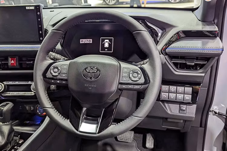 Theo thông số do nhà sản xuất công bố, mẫu xe crossover Toyota Yaris Cross HEV thế hệ mới có thể đạt tốc độ tối đa 160 km/h và mức tiêu hao nhiên liệu ấn tượng – chỉ 26,3 km/lít (tương đương 3.8 lít/100 km).