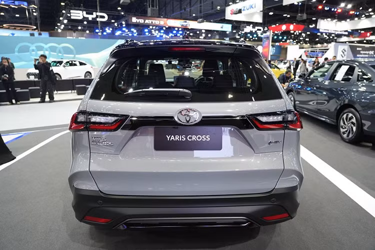 Bản cao cấp hơn là HEV Premium Luxury có thêm cửa sổ trời toàn cảnh có giá 899.000 baht (730 triệu đồng). Trong khi đó, phiên bản NightShade vừa ra mắt được định giá 919.000 baht (745 triệu đồng).