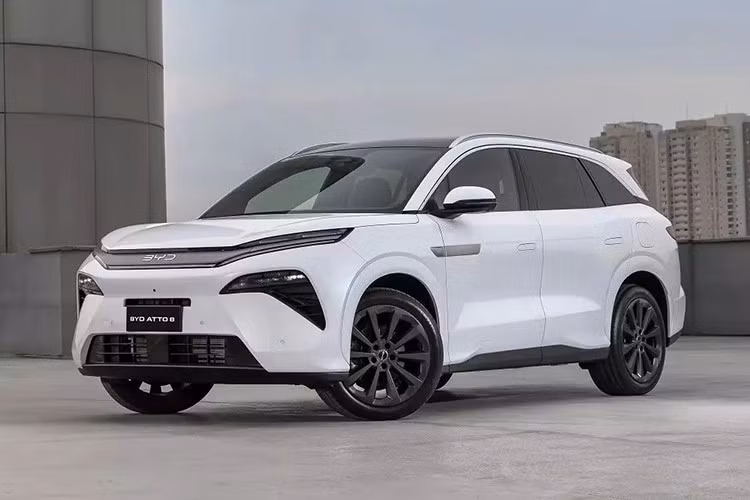 Tại triển lãm Ô tô Quảng Châu 2025, hãng BYD đã chính thức vén màn phiên bản nâng cấp của dòng xe Tang L hay còn gọi là Sealion 8 và Atto 8 ở thị trường nước ngoài. Chẳng bao lâu sau đó, mẫu SUV này đã được tung ra ở thị trường Trung Quốc và Brazil.